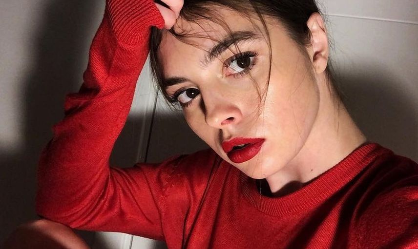 Melis Sezen'in Derin Yırtmaçlı Peri Elbisesi İle Beğenileri Topladı