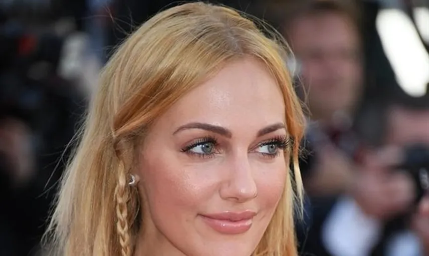 Meryem Uzerli Transparan Elbisesiyle Cannes’a Damgasını Vurdu 
