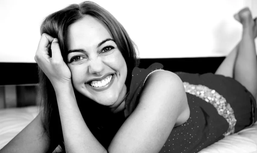 Meryem Uzerli Transparan Elbisesiyle Cannes’a Damgasını Vurdu 