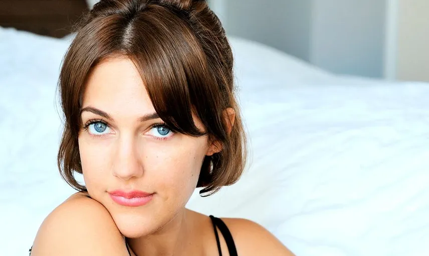 Meryem Uzerli Transparan Elbisesiyle Cannes’a Damgasını Vurdu 