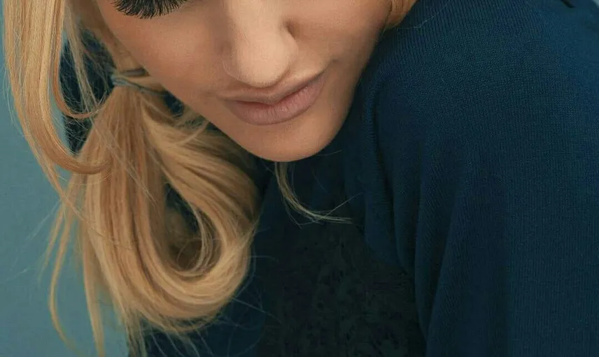 Meryem Uzerli Transparan Elbisesinden Sonra Bacak Dekolteli Elbisesinden İç Çamaşırını Gösterdi