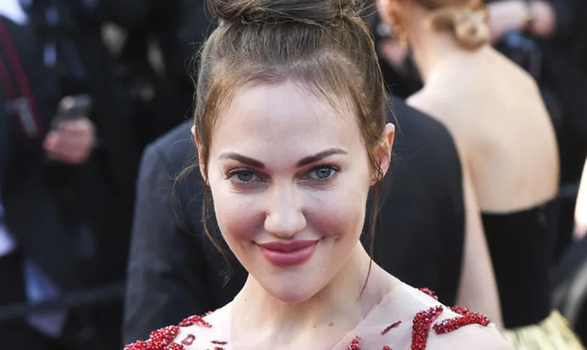 Meryem Uzerli Transparan Elbisesinden Sonra Bacak Dekolteli Elbisesinden İç Çamaşırını Gösterdi