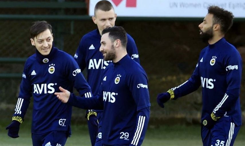 Mesut Özil Transfer İddialarını Yalanladı!