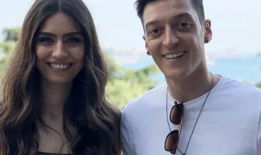 Mesut Özil ve Amine Gülşe çiftinden duygulandıran hareket: 12 yıl boyunca sahip çıkacaklar!
