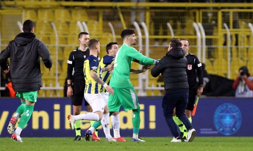 Fenerbahçe - Trabzonspor derbisinde yaşanan olaylar medyada yer bulmadı! Benzer olaylar Trabzon'a ceza yağmıştı