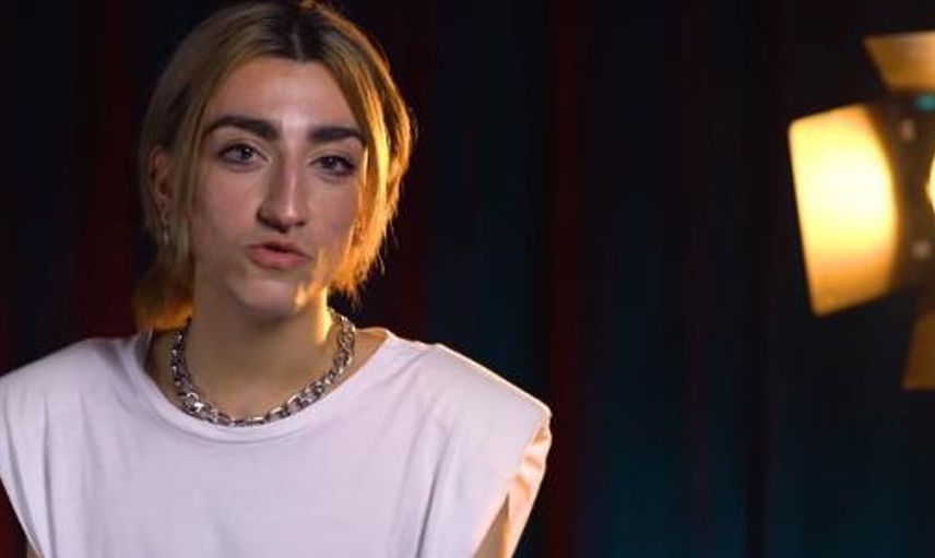 Mika Raun bir kadını göğüsünden öptü bu anlar büyük yankı uyandırdı! Popüler olacağım derken rezil oldu