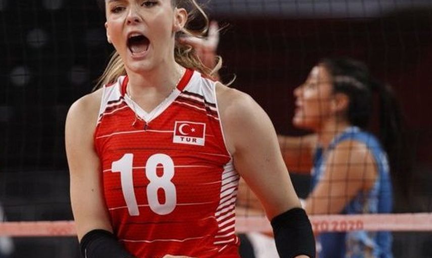 Milli voleybolcu Zehra Güneş ödül töreninde giydiği kıyafetle ağızları açık bıraktı