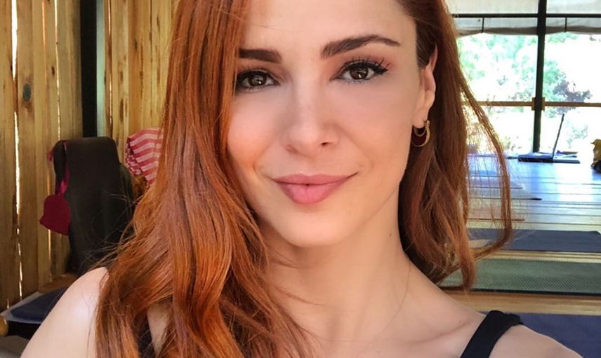 Mine Tugay Mini Etekli Pozu İle Olay Oldu