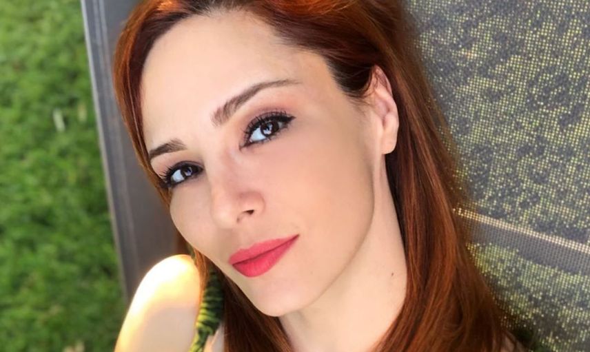 Mine Tugay Mini Etekli Pozu İle Olay Oldu