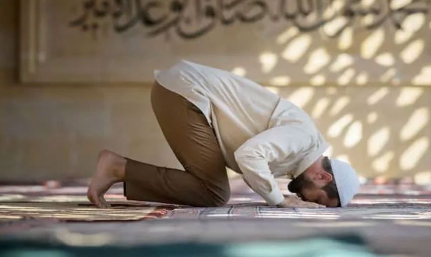 'Eşim namaz kılmıyor ne yapmalıyım' diye sordu. Hocanın adama verdiği cevap herkesi şoke etti