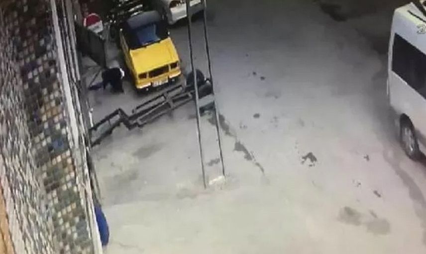 İşten eve erken geldi kendi yatak odasında gördüklerine şok oldu