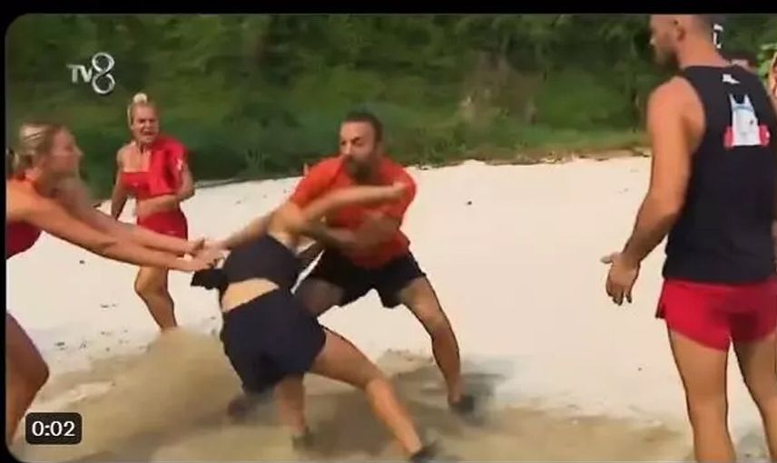 Survivor'ın son bölümüne Seda ve Pınar'ın kavgası damga vurdu: Sercan kavgayı ayırmak isterken...