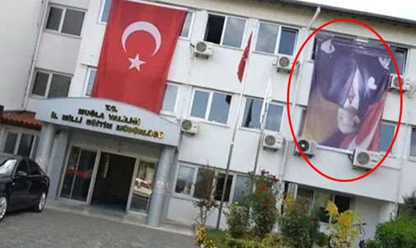 Muğla'da tepki çeken görüntüler! Atatürk posteri ters asıldı vatandaş ayağa kalktı