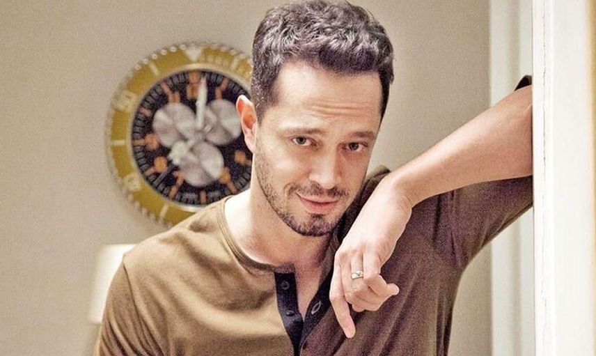 Murat Boz'dan karın kası şovu! Üstsüz poz veren ünlü şarkıcı genç kızların gözlerini kamaştırdı