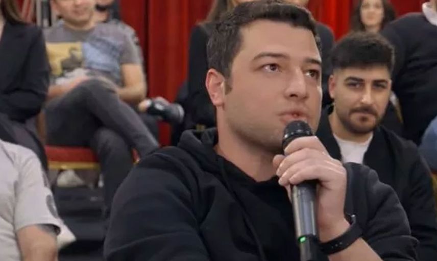 Hasan Can Kaya komik olayım derken sınırı aştı: Seyirciye verdiği cevap salonda gerginliğe neden oldu