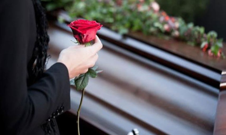 Sosyal Medya Fenomeni Babasının Tabutunun Önünde Poz Verdi