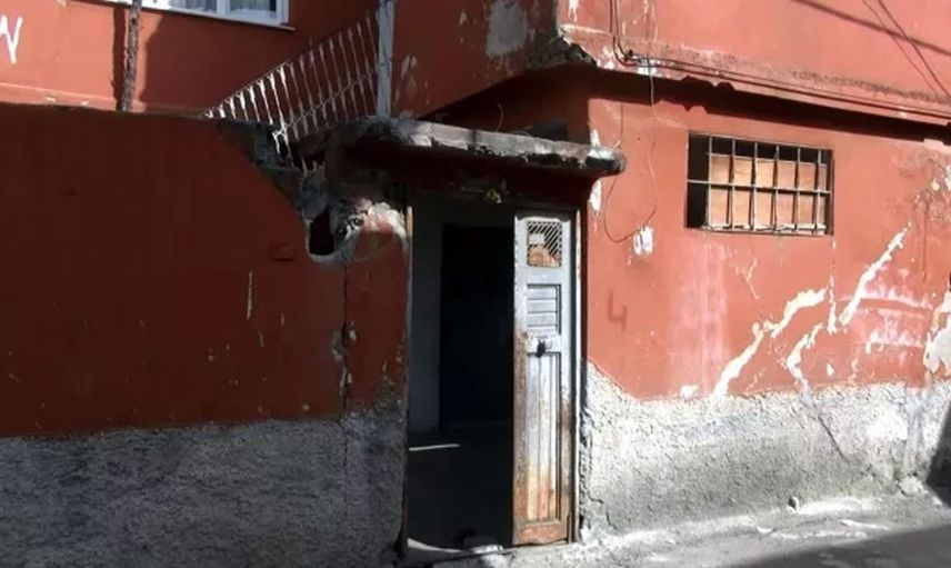 Böylesi daha önce hiç görülmedi kızını zincirle ayaklarından bağladı! Nedeni ise herkesi şoke etti