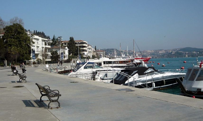 Bebek sahilde rezil anlar! Yabancı uyruklu şahıs çırıl çıplak güneşlendi, başımıza taş yağacak