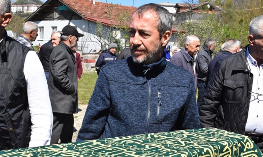 Babası ve üvey annesi hayatını kaybetmişti! Şehsuvar Aktaş ailesini son yolculuğuna uğurladı