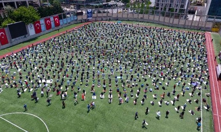 Bağcılar Mahmutbey Stadyumu'nda Kılınan Cuma Namazı Havadan Görüntülendi