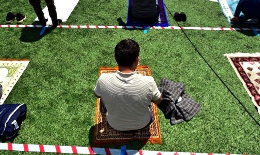 Bağcılar Mahmutbey Stadyumu'nda Kılınan Cuma Namazı Havadan Görüntülendi