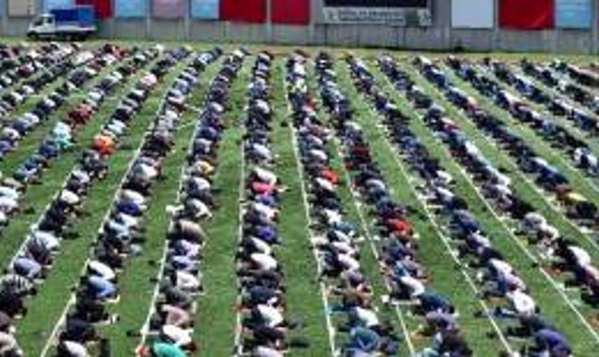 Bağcılar Mahmutbey Stadyumu'nda Kılınan Cuma Namazı Havadan Görüntülendi