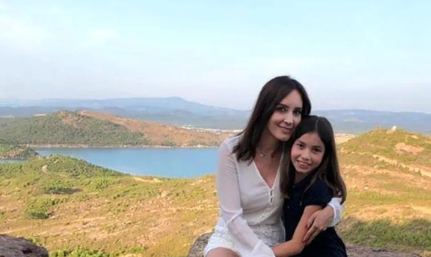Nazlı Çelik Şortlu Pozuyla Instagram’ı Salladı!