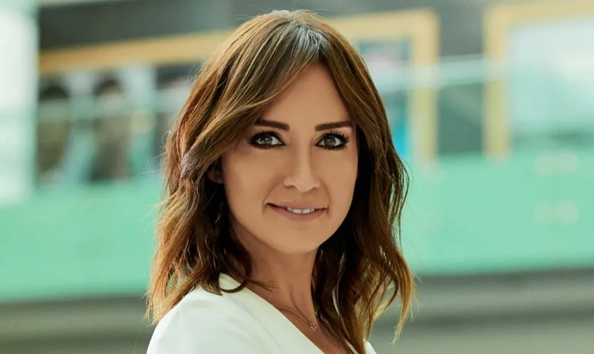 Nazlı Çelik Şortlu Pozuyla Instagram’ı Salladı!