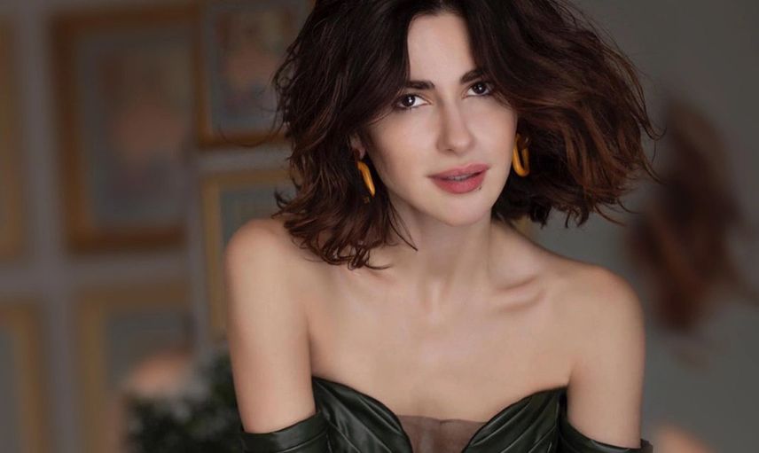Nesrin Cavadzade'den kasığına kadar transparanlı elbisesiyle iddialı pozlar: Yorum yağdı!