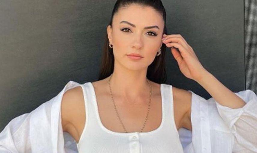 Burcu Özberk pozlarıyla rakiplerini ezdi geçti! Şezlongda sere serpe uzanan güzel oyuncu görenlerin aklını başından aldı