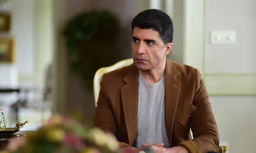 Nilperi Şahinkaya Özcan Deniz’in Dizinde