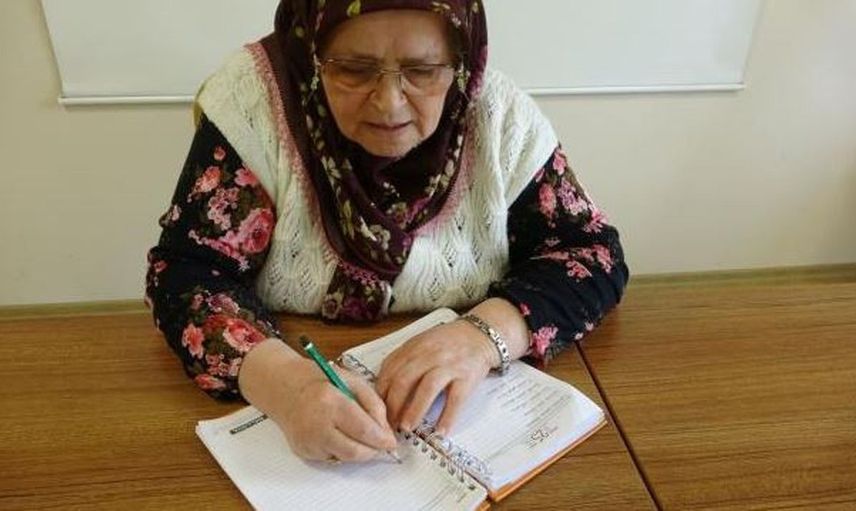 71 yaşında okuma yazma öğrenen kadının hayat hikayesi