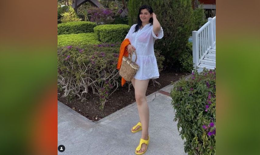 Gelin adayı Hanife'den beklenmeyen poz! Önce başını açtı şimdi de bacaklarını! Hanife'nin süper mini elbisesi olay yarattı