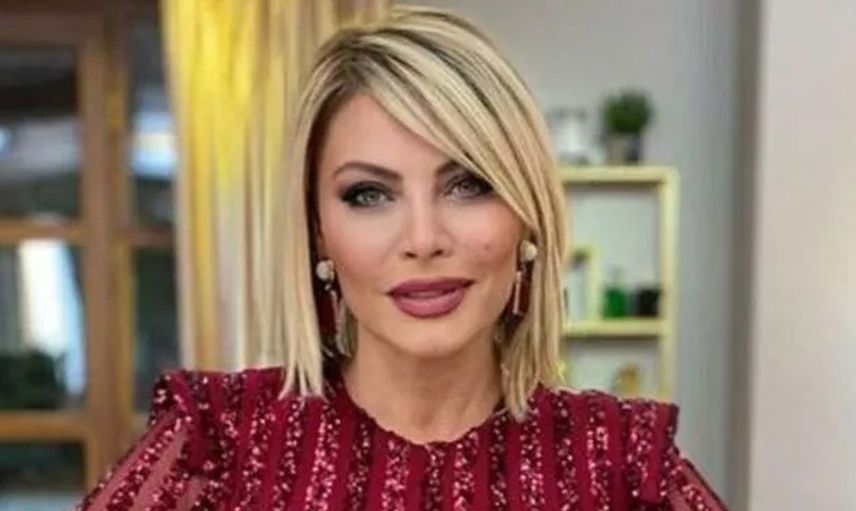 Seray Sever'in babasının cenazesinde yürek burkan detay