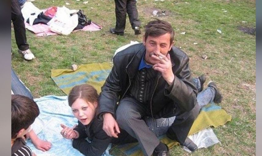 Herkesin önünde genç kadını dövmekten beter etti
