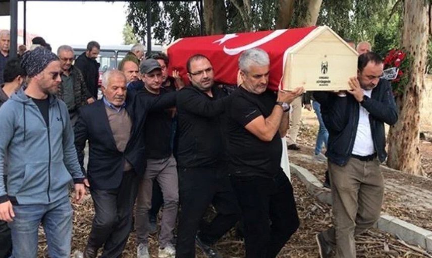 Babasını kaybetmişti! Binnur Kaya'nın cenazedeki zor anlarında arkadaşları destek oldu