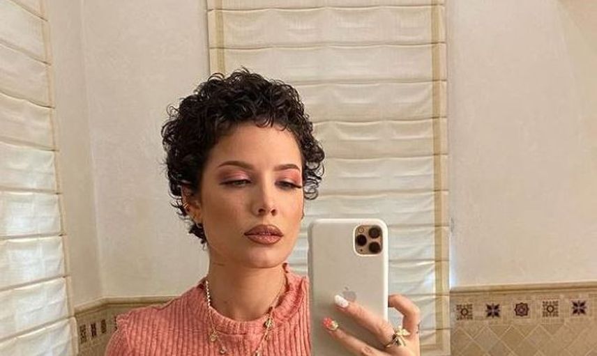 Karnı Burnunda Olan Halsey'den Olay Pozlar