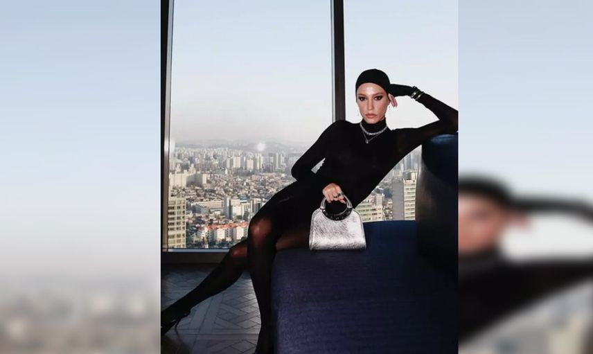 Aile'nin Devin'i Serenay Sarıkaya başını  örttü! Yeni tarzına ''Kızılcık Şerbeti'ne mi girecek?'' yorumları yağdı