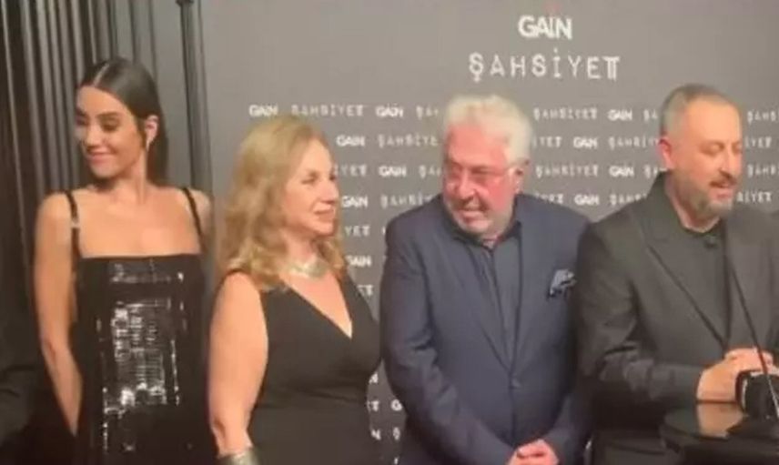 Cansu Dere Şahsiyet dizisinin galasında süper mini elbisesiyle olay yarattı!