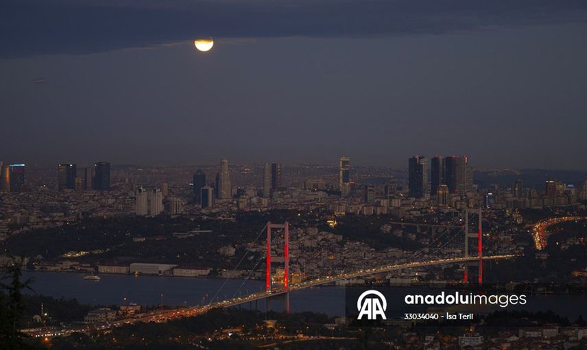 İstanbul'da eşsiz dolunay görüntüsü fotoğraflandı: İşte o anlar...
