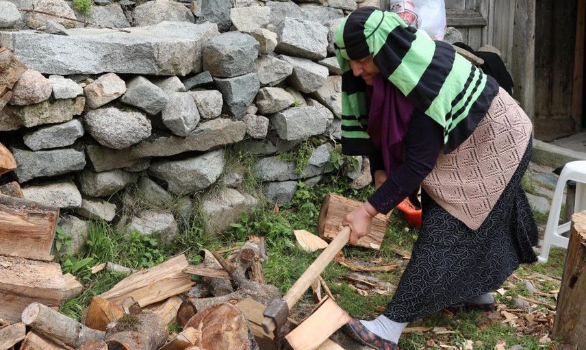 Ülke Sıcaklarla Kavruluyorken, İkizdere'de Evlerde Soba Yakılıyor
