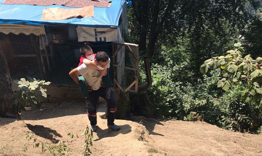 Oğlunu Sırtında Taşımak Zorunda, Yetkililerden Tek Bir İsteği Var