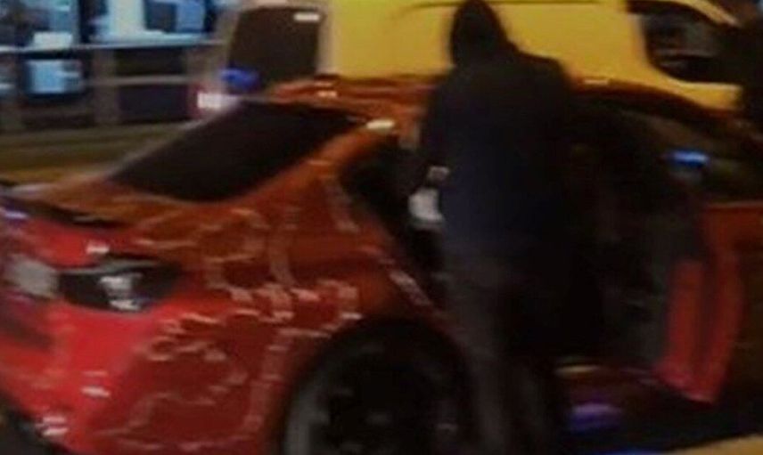 Arabasını Yılbaşı Ağacına Çevirip Sokağa Çıktı Polis Ekiplerine Yakalandı