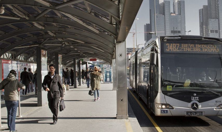 Metrobüs Durağında Beni İttin Tartışması Kavgaya Sebep Oldu