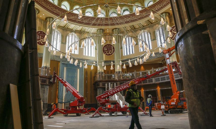 Taksim Camii’sinin Dev Avizesi Takıldı