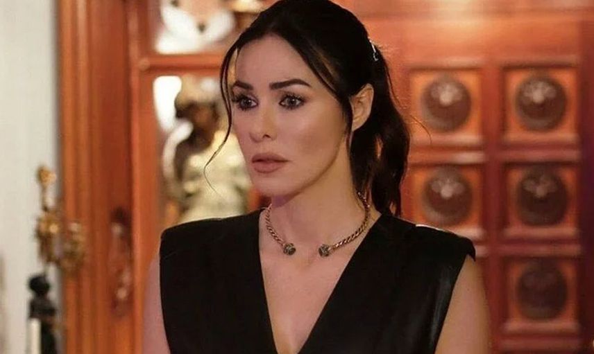 İç çamaşırına benzer bir kıyafet giyen Defne Samyeli'nin sahnedeki transparan şovu sosyal medyaya bomba gibi düştü