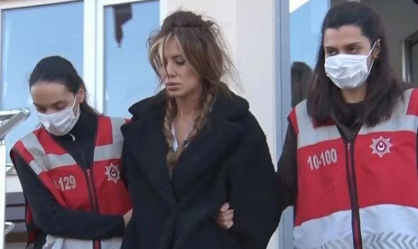 Esra Ceyda kardeşler hapsi boyladı! Esra Ersoy'un ardından şimdi de uyuşturucu baskını yiyen Ceyda tutukladı