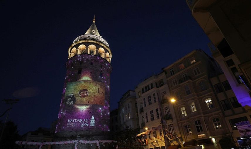 Anneler Günü, Galata Kulesi'ne Yansıtılan Fotoğraflarla Kutlandı