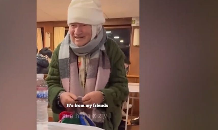 İyi insanlar hala var! Bir turist örgü lif satan yaşlı kadına 75 lira yerine 1750 lira ödeyince... O anlar viral oldu!