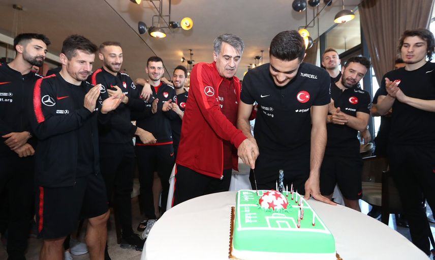 Milli Takımda Ozan Kabak'ın Doğum Günü Kutladı